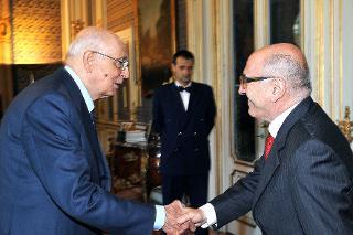 Il Presidente Giorgio Napolitano accoglie Ernesto Lupo, Primo Presidente della Corte Suprema di Cassazione, al Quirinale