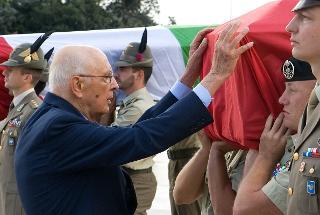 Il Presidente Giorgio Napolitano rende omaggio alle salme di Mauro Gigli e Pierdavide De Cillis, vittime di un attentato in Afghanistan