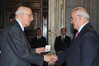 Il Presidente Giorgio Napolitano consegna ai componenti uscenti del Consiglio superiore della magistratura una medaglia ricordo. Nella foto con Vincenzo Carbone