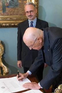 Il Presidente Giorgio Napolitano, con a fianco Michele Vietti, firma le deleghe al nuovo Vice Presidente del Consiglio superiore della magistratura