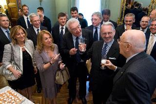 Il Presidente Giorgio Napolitano e il nuovo Vice Presidente del Consiglio superiore della magistratura Michele Vietti, con alcuni membri del CSM, al termine della riunione per l'elezione del nuovo Vice Presidente