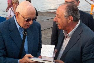 Il Presidente Giorgio Napolitano con il Sindaco di Lipari Mariano Bruno, in occasione del suo arrivo a Stromboli