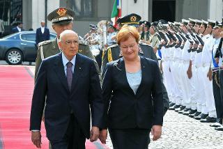 Il Presidente della Repubblica Giorgio Napolitano con il Presidente della Repubblica finlandese, Tarja Halonen durante gli Onori Militari