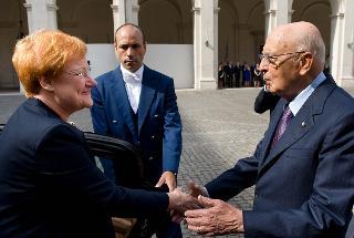 Il Presidente Giorgio Napolitano accoglie il Presidente della Repubblica di Finlandia Tarja Halonen, al suo arrivo al Palazzo del Quirinale