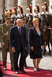 Il Presidente Giorgio Napolitano e il Presidente della Repubblica di Finlandia Tarja Halonen passano in rassegna il picchetto d'onore del Reggimento Corazzieri