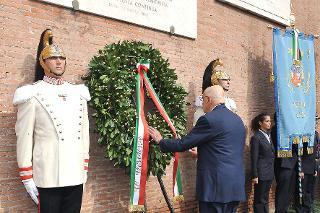 Il Presidente Giorgio Napolitano depone una corona d'alloro davanti alla lapide commemorativa dei Caduti di Porta San Paolo in occasione del 67° anniversario della difesa di Roma