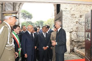 Il Presidente Giorgio Napolitano a Porta San Paolo nel corso della visita alla mostra fotografica sulla ricorrenza della difesa di Roma