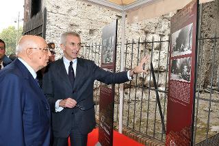 Il Presidente Giorgio Napolitano a Porta San Paolo nel corso della visita alla mostra fotografica per il 67° anniversario della difesa di Roma