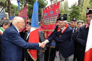 Il saluto del Presidente Giorgio Napolitano ai rappresentanti di veterani del Reggimento Carabinieri , a Porta San Paolo