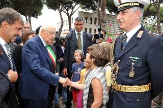 Il Presidente della Repubblica Giorgio Napolitano saluta alcuni bambini presenti alla cerimonia per il 67° anniversario della Difesa di Roma a Porta San Paolo