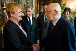 Il Presidente Giorgio Napolitano saluta il Presidente della Repubblica di Finlandia Tarja Halonen, in occasione del congedo al termine della visita di Stato