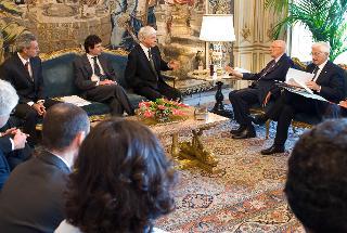 Il Presidente Giorgio Napolitano nel corso dei colloqui con Enzo Boschi, Presidente dell'Istituto Nazionale di Geofisica e Vulcanologia, in occasione dell'incontro con una delegazione dell'Istituto