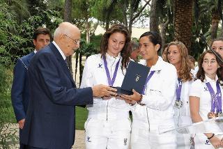 Il Presidente Giorgio Napolitano consegna una targa ricordo alla squadra olimpica giovanile di Singapore 2010 in occasione dela celebrazione del 50° anniversario delle Olimpiadi di Roma.