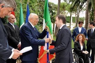 Il Presidente Giorgio Napolitano riceve la bandiera Italiana da parte degli Alfieri delle squadre olimpica e paralimpica di Vancouver 2010