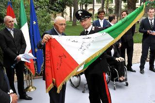 Il Presidente Giorgio Napolitano riceve la bandiera Italiana da parte degli Alfieri delle squadre olimpica e paralimpica di Vancouver 2010 in occasione dela celebrazione del 50° anniversario delle Olimpiadi di Roma.