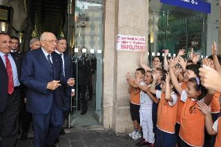 Il Presidente Giorgio Napolitano al suo arrivo a Salerno accolto da alcuni studenti