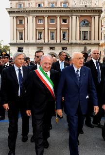 Il Presidente Giorgio Napolitano all'uscita del Teatro Augusteo