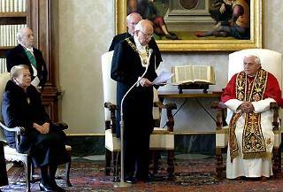Il Presidente Giorgio Napolitano, nella foto con la moglie Signora Clio rivolge il suo discorso a Sua Santità Benedetto XVI, in occasione della Visita Ufficiale in Vaticano.