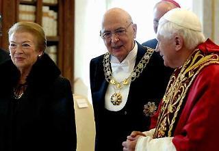 Il Presidente Giorgio Napolitano con la moglie Clio e Sua Santità Benedetto XVI, in occasione della Visita Ufficiale in Vaticano.