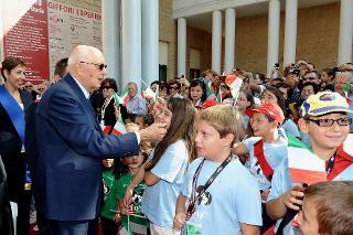 Il Presidente Giorgio Napolitano nel corso della visita a Giffoni Valle Piana saluta gli studenti al suo arrivo