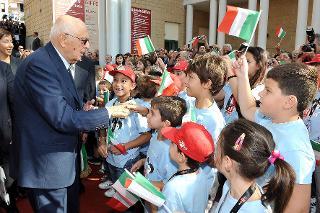 Il Presidente Giorgio Napolitano con gli studenti al suo arrivo a Giffoni Valle Piana