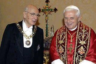 Il Presidente Giorgio Napolitano con Sua Santità Benedetto XVI, durante la cerimonia di accoglienza all'arrivo nella Sala del Tronetto.