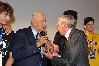 Il Presidente Giorgio Napolitano riceve da Carlo Andria, Presidente del Giffoni Film Festival, il &quot;Grifone d'Oro&quot;