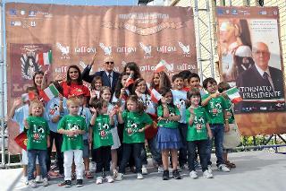 Il Presidente Giorgio Napolitano al termine della cerimonia con i bambini di Giffoni Valle Piana
