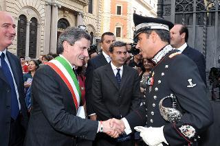 Il Sindaco di Roma Gianni Alemanno accolto al suo arrivo dal Comandante dei Corazzieri Col. Paolo Carra, per la visita alla Caserma "A. Negri di Sanfront", sede del Reggimento Corazzieri