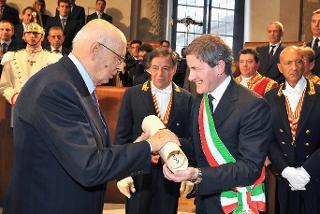 Il Presidente Giorgio Napolitano riceve da Gianni Alemanno, Sindaco di Roma l'Atto recante la Cittadinanza Onoraria in occasione dei 140 anni di Roma Capitale