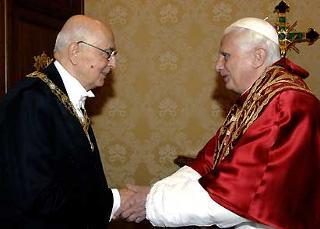 Il Presidente Giorgio Napolitano accolto da Sua Santità Benedetto XVI all'arrivo nella Sala del Tronetto.