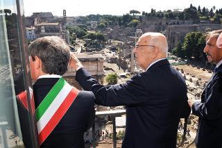 Il Presidente Giorgio Napolitano osserva Roma dal Balcone del Campidoglio con Gianni Alemanno, Sindaco di Roma e il Ministro della Difesa Ignazio La Russa in occasione del 140° anniversario di Roma Capitale