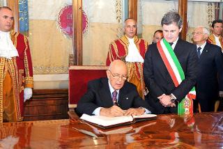 Il Presidente Giorgio Napolitano durante la firma del Libro d'Onore in occasione del 140° anniversario di Roma Capitale
