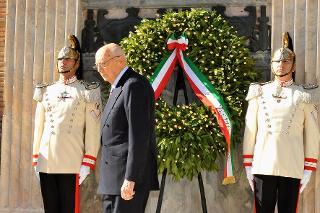 Il Presidente Giorgio Napolitano nel corso della deposizione di una corona d'alloro sulla lapide posta a ricordo dei soldati italiani caduti il 20 settembre 1870 a Porta Pia