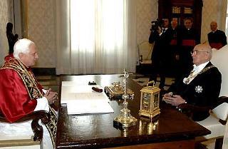 Il Presidente Giorgio Napolitano a colloquio con Sua Santità Benedetto XVI nella Biblioteca, in occasione della Visita Ufficiale.