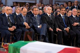 Il Presidente Giorgio Napolitano con accanto le più alte cariche dello Stato, nel corso dei Funerali solenni del Ten. Alessandro Romani caduto in Afghanistan