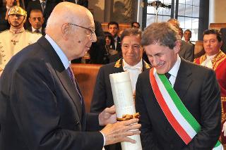 Il Presidente Giorgio Napolitano riceve l'Atto recante la Cittadinanza Onoraria dal Sindaco di Roma Gianni Alemanno in occasione dei 140 anni di Roma Capitale