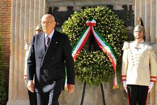 Il Presidente Giorgio Napolitano nel corso della deposizione di una corona d'alloro sulla lapide posta a ricordo dei soldati italiani caduti il 20 settembre 1870 a Porta Pia