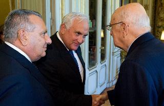 Il Presidente Giorgio Napolitano saluta Antonino Intelisano e Alfio Massimo Nicolosi, rispettivamente Procuratore Generale Militare della Repubblica presso la Corte Suprema di Cassazione subentrante ed uscente