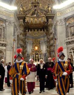 Il Presidente Giorgio Napolitano, nell'atrio della Basilica, dopo aver sostato presso la Tomba di San Pietro.