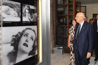 Il Presidente Giorgio Napolitano durante la visita alla Mostra fotografica &quot;Donne: Dive del Cinema Italiano&quot; in occasione del 75° anniversario di fondazione del Centro Sperimentale di Cinematografia
