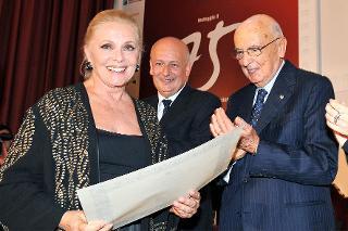Il Presidente Giorgio Napolitano plaude dopo aver consegnato il diploma Honoris Causa alla Signora Virna Lisi, in occasione del 75° anniversario di fondazione del Centro Sperimentale di Cinematografia