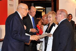 Il Presidente Giorgio Napolitano consegna i diplomi Honoris Causa ai coniugi Dante Ferretti e Francesca Lo Schiavo, in occasione del 75° anniversario di fondazione del Centro Sperimentale di Cinematografia