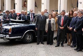 Il Presidente Giorgio Napolitano con i componenti la famiglia Pininfarina, dopo aver ricevuto il &quot;Premio alla carriera&quot; alla vettura presidenziale Lancia Flaminia &quot;335&quot;