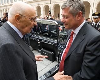 Il Presidente Giorgio Napolitano con Paolo Pininfarina, al centro la vettura presidenziale Lancia Flaminia &quot;335&quot;