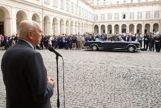 Il PresidenteGiorgio Napolitano nel corso dell'incontro con i partecipanti alla manifestazione &quot;Italia Classica 2010&quot;, organizzata per i 100 anni dell'Alfa Romeo e degli 80 anni della Pininfarina, al centro la Lancia presidenziale &quot;335&quot;