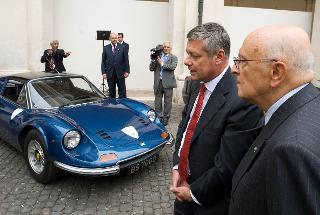 Il Presidente Giorgio Napolitano con Paolo Pininfarina, nel corso dell'incontro con i partecipanti alla manifestazione &quot;Italia Classica 2010&quot;, organizzata per i 100 anni dell'Alfa Romeo e degli 80 anni della Pininfarina