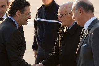 Il Presidente Giorgio Napolitano accolto al suo arrivo a Parigi dal Ministro francese per l'attuazione del piano di rilancio economico, Patrick Devedjan