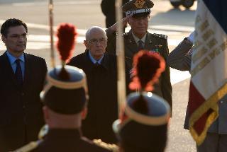 Il Presidente Giorgio Napolitano al suo arrivo a Parigi riceve gli onori militari all'aeroporto di Orly