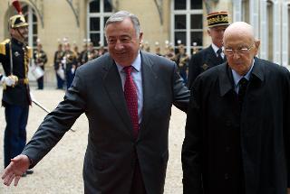 Il Presidente Giorgio Napolitano accolto dal Presidente del Senato francese, Gerard Larcher